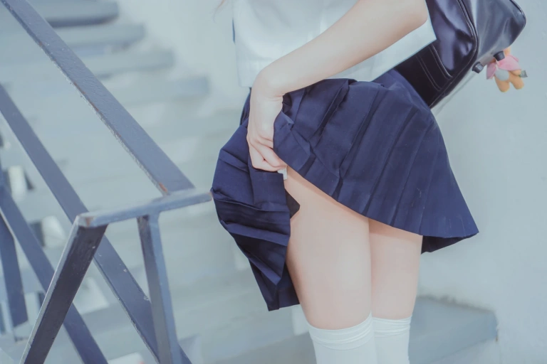 桜桃喵《蓝白水手服》主题写真：39张全套美图