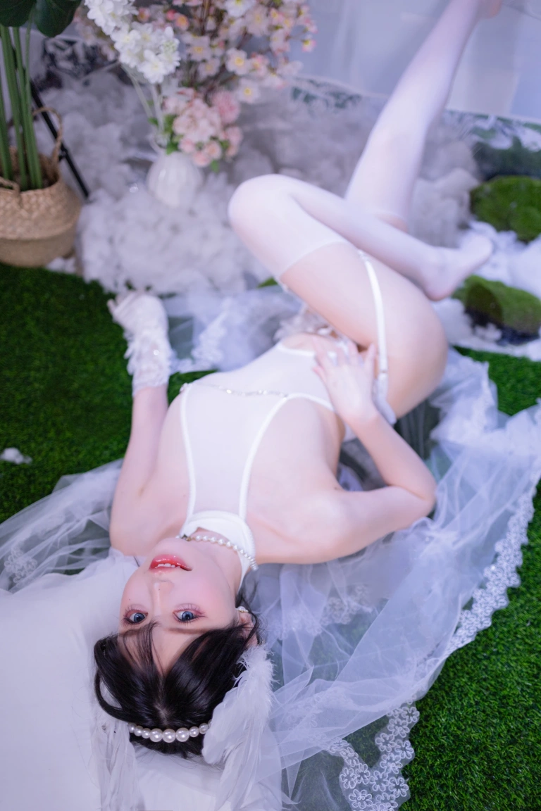 星黛鹿鹿《白丝花嫁》主题写真：50张全套美图