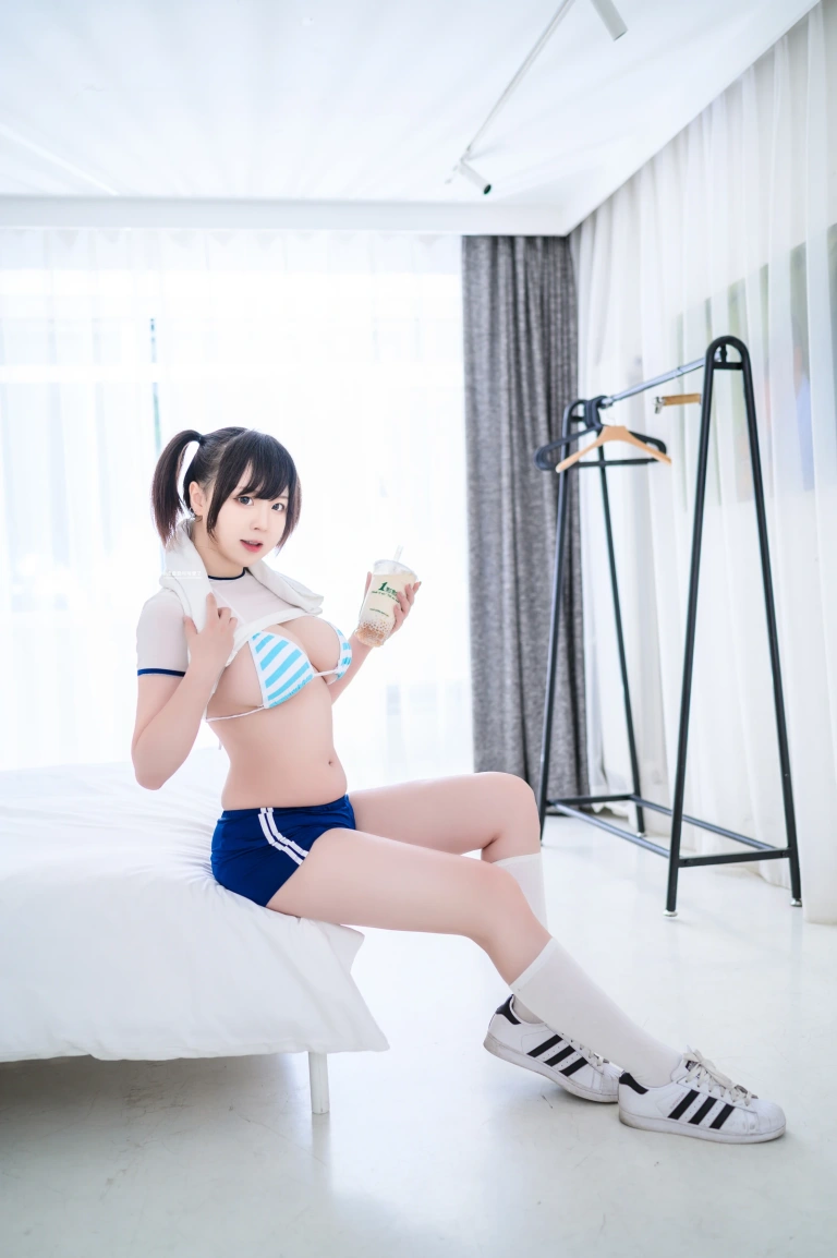 皮皮奶《透视体操服》主题写真：50张全套美图