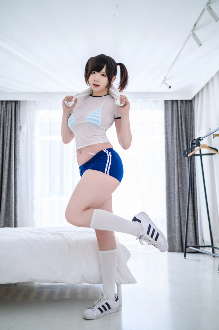 皮皮奶《透视体操服》主题写真：50张全套美图