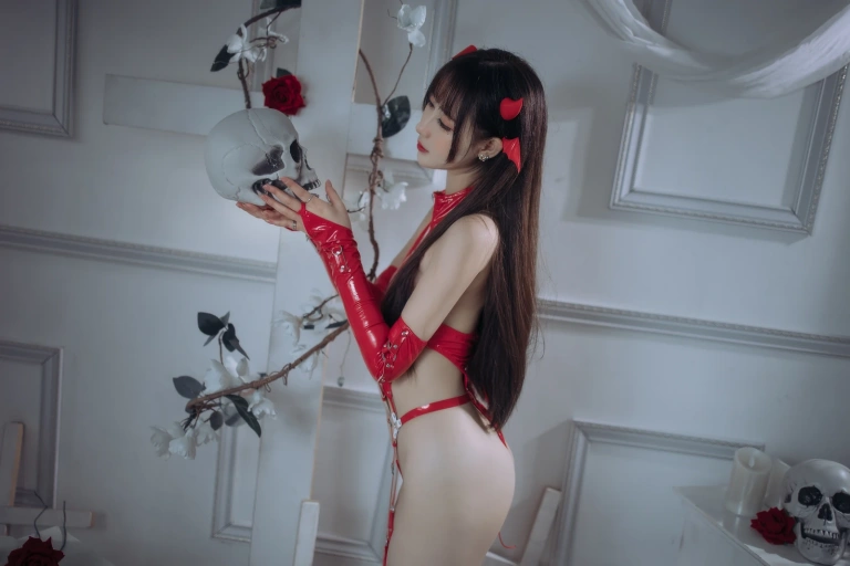 羽生三未《红色胶衣小恶魔》主题写真：65张全套美图，含3个视频