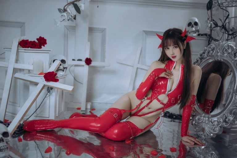 羽生三未《红色胶衣小恶魔》主题写真：65张全套美图，含3个视频