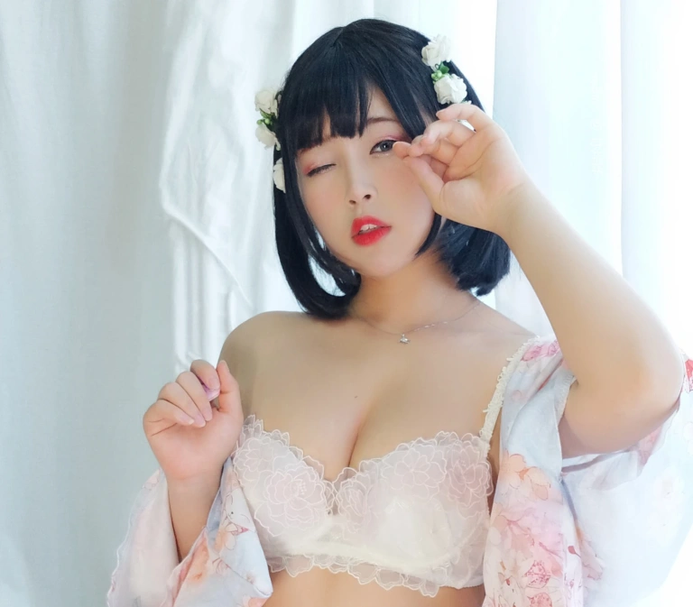 白烨《花与酒与少女》主题写真：81张全套美图，含6个视频