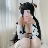 小仓千代《奶牛衬衣》主题写真：30张全套美图