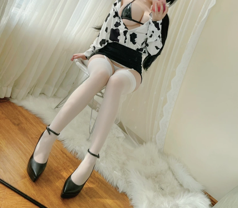 小仓千代《奶牛衬衣》主题写真：30张全套美图
