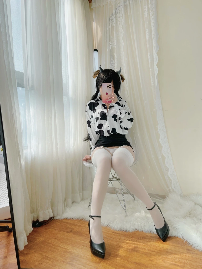 小仓千代《奶牛衬衣》主题写真：30张全套美图