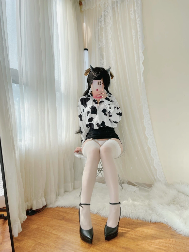 小仓千代《奶牛衬衣》主题写真：30张全套美图