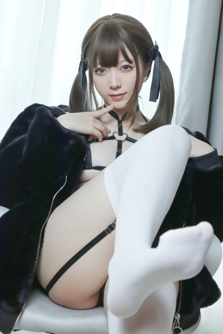 朝霧愛《毛绒外套》主题写真：22张全套美图