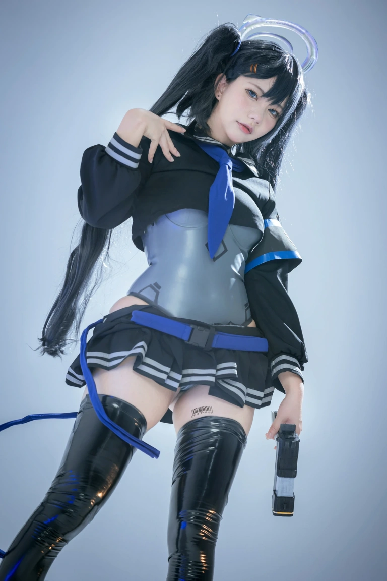 是一只熊仔《蓝色袖章》主题写真：25张全套美图