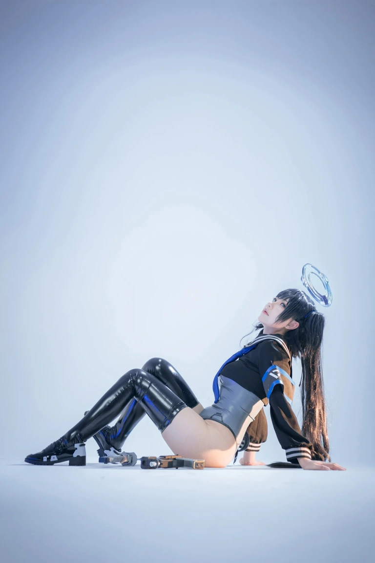 是一只熊仔《蓝色袖章》主题写真：25张全套美图