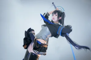 是一只熊仔《蓝色袖章》主题写真：25张全套美图