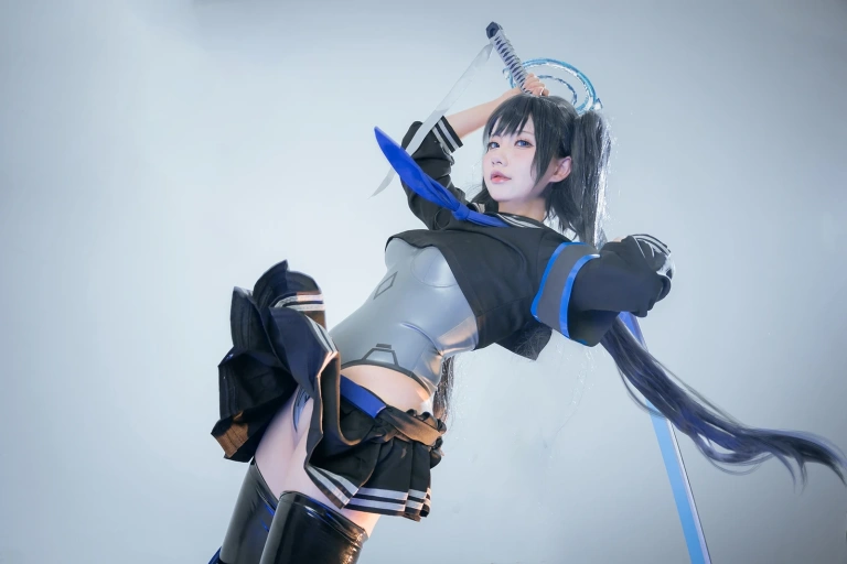 是一只熊仔《蓝色袖章》主题写真：25张全套美图