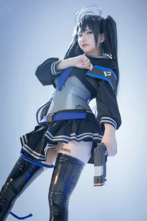 是一只熊仔《蓝色袖章》主题写真：25张全套美图