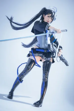 是一只熊仔《蓝色袖章》主题写真：25张全套美图