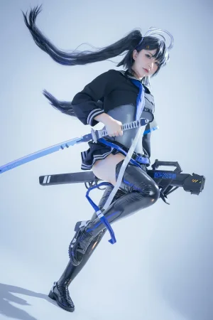 是一只熊仔《蓝色袖章》主题写真：25张全套美图