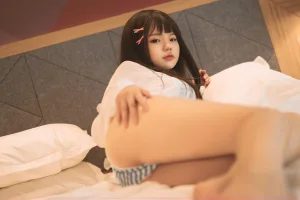 小瑶幺幺《蓝白条纹》主题写真：33张全套美图