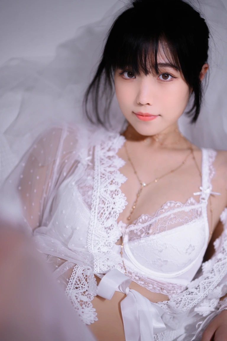 汪知子《婚纱》主题写真：35张全套美图