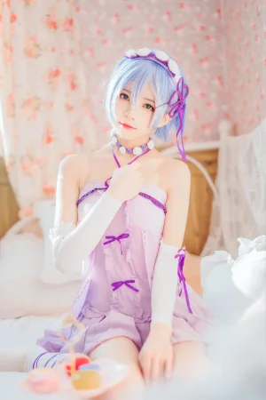 桜桃喵《蕾姆小睡裙》主题写真：40张全套美图