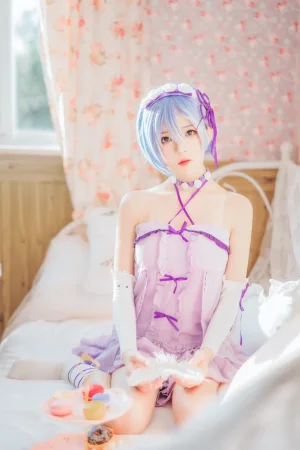 桜桃喵《蕾姆小睡裙》主题写真：40张全套美图