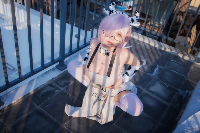 末夜《牛牛厨娘》主题写真：64张全套美图，含4个视频