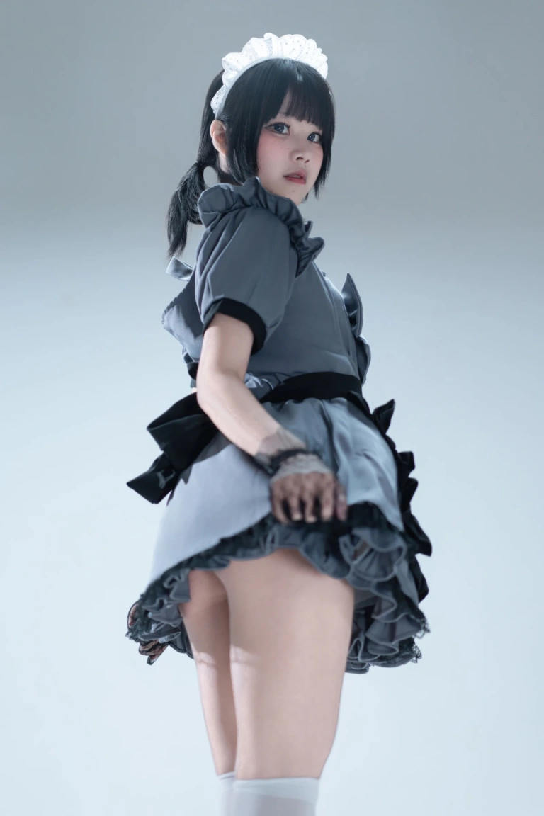 清水凪《手提箱与灰色女仆》主题写真：80张全套美图