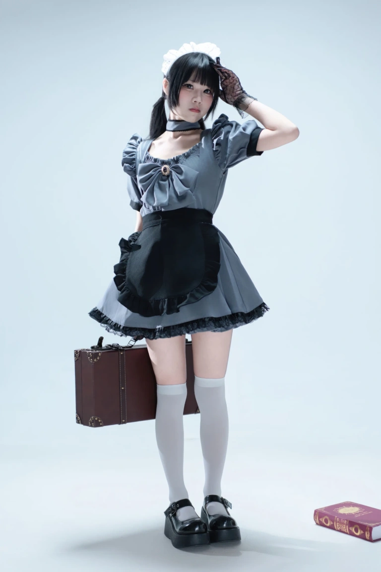 清水凪《手提箱与灰色女仆》主题写真：80张全套美图