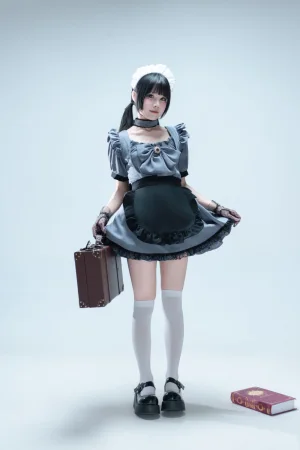 清水凪《手提箱与灰色女仆》主题写真：80张全套美图