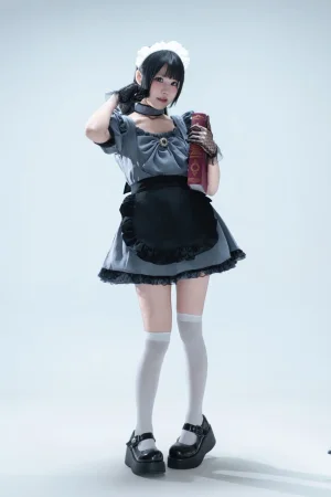 清水凪《手提箱与灰色女仆》主题写真：80张全套美图