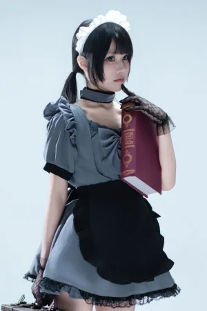 清水凪《手提箱与灰色女仆》主题写真：80张全套美图