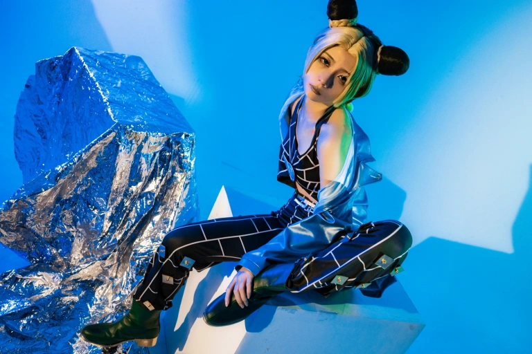 清青琴玖《JOJO的奇妙冒险》主题写真：25张全套美图