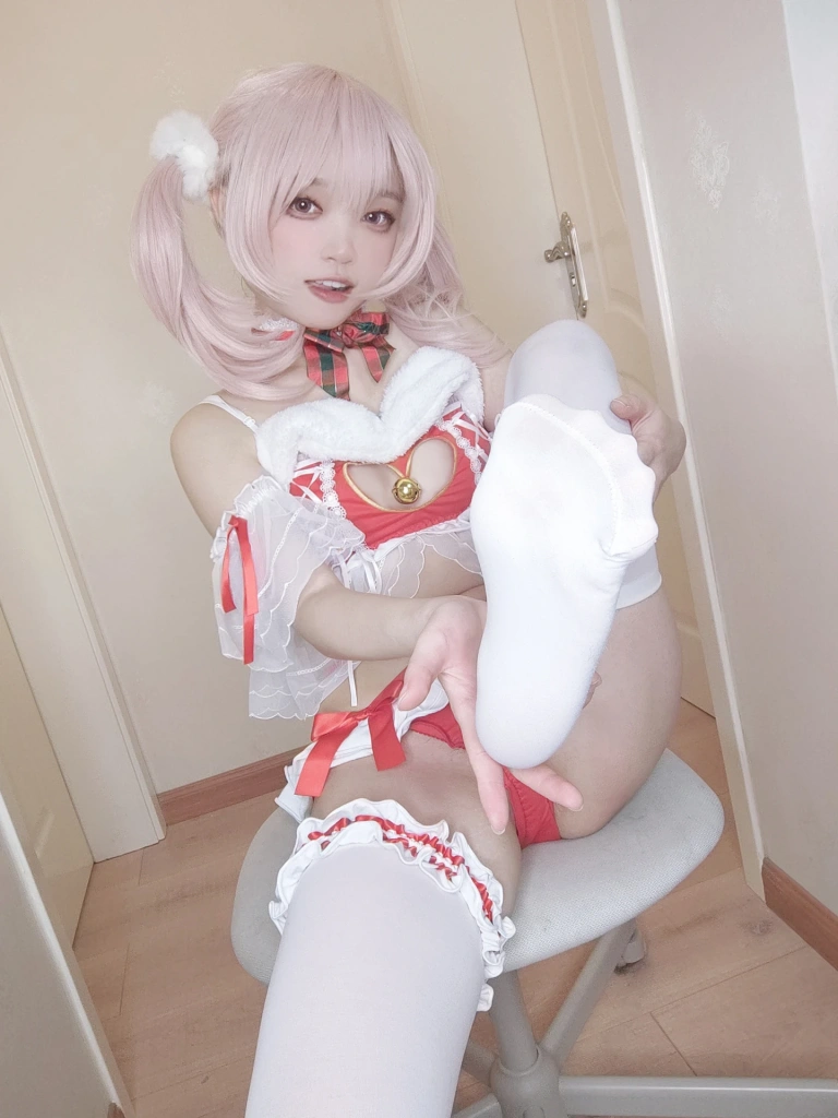 神沢永莉《平安夜红色分体式》主题写真：125张全套美图，含1个视频