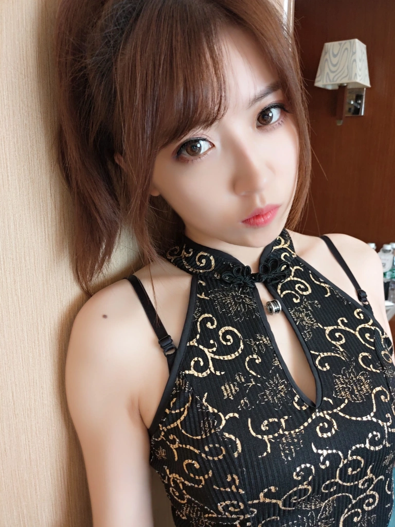 小女巫露娜《金丝旗袍网袜》主题写真：33张全套美图