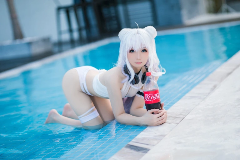 焖焖碳《恶毒泳衣》主题写真：37张全套美图