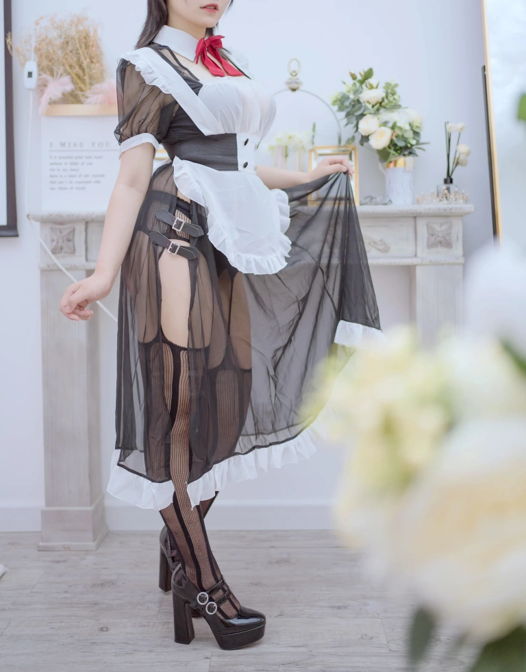 阿半今天很开心《透明女仆》主题写真：39张全套美图