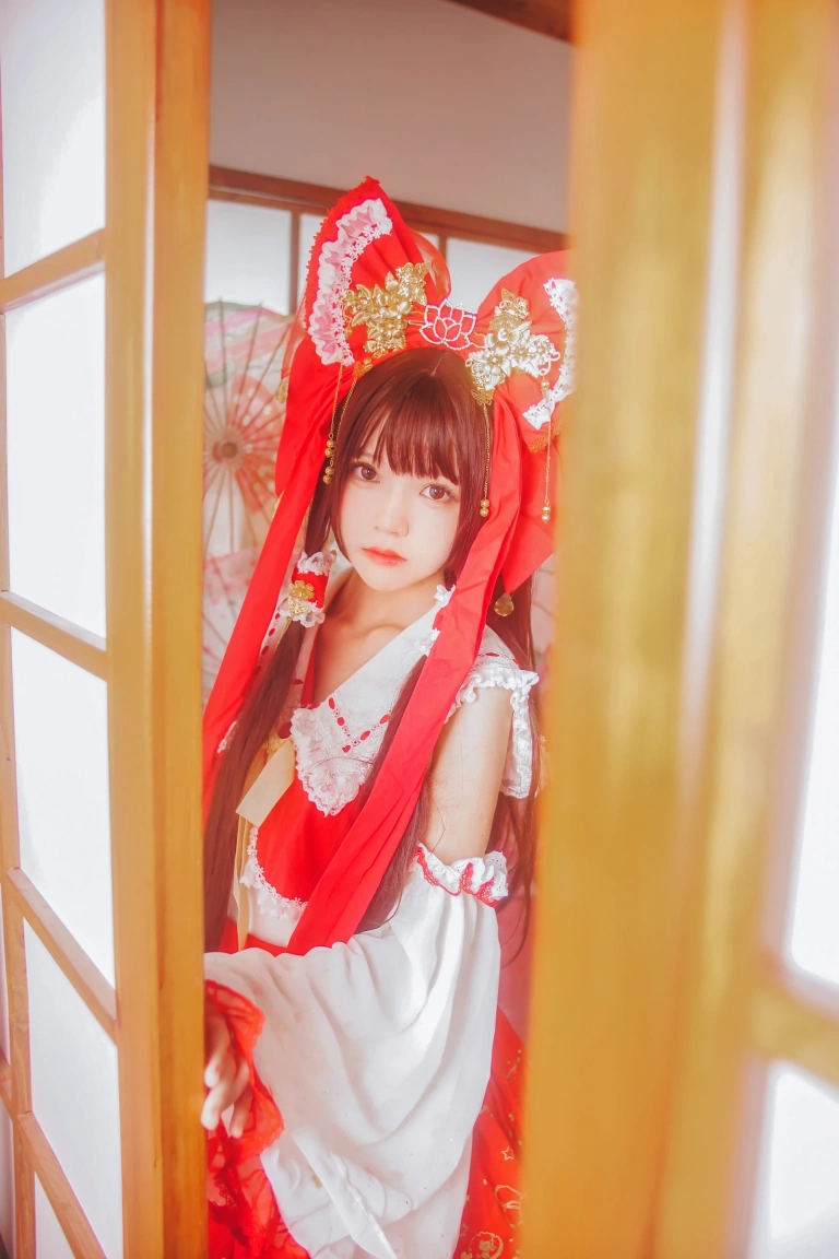 桜桃喵《灵梦 新年快乐》主题写真：45张全套美图