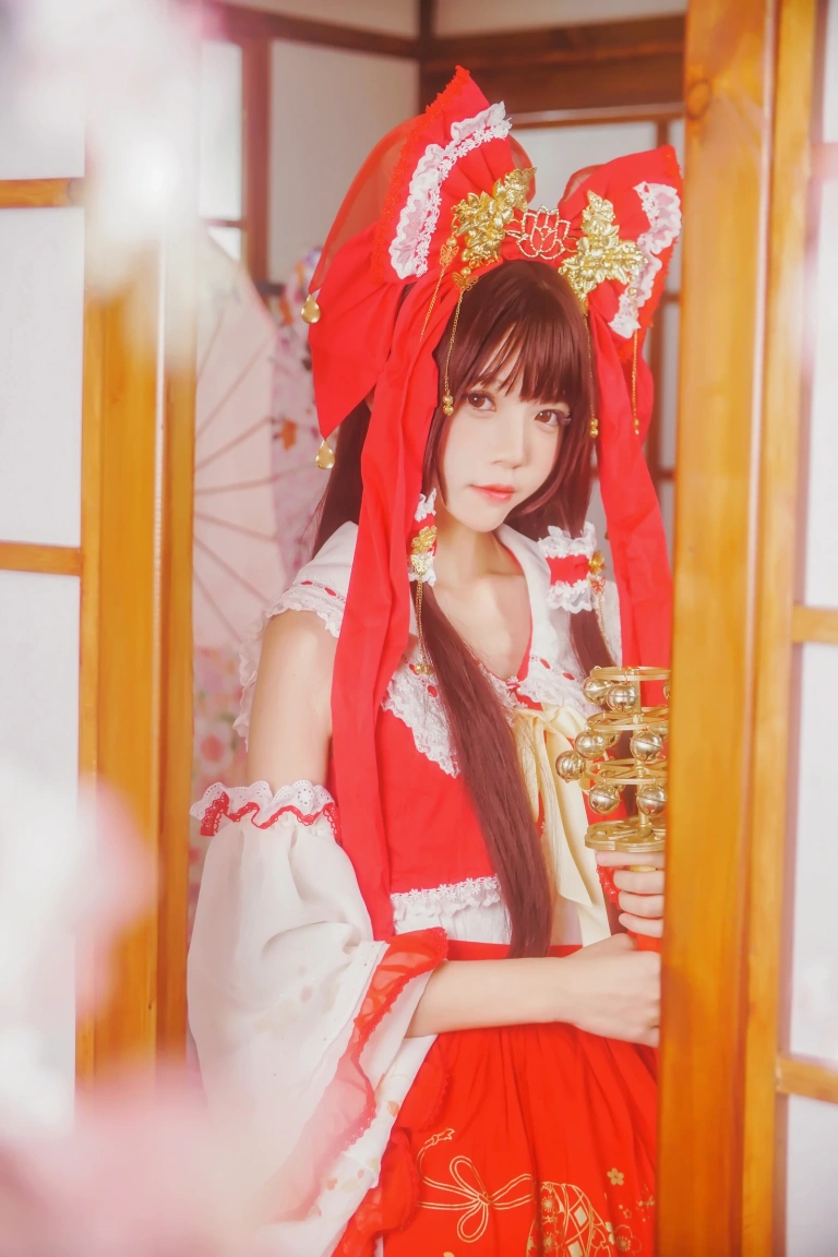 桜桃喵《灵梦 新年快乐》主题写真：45张全套美图