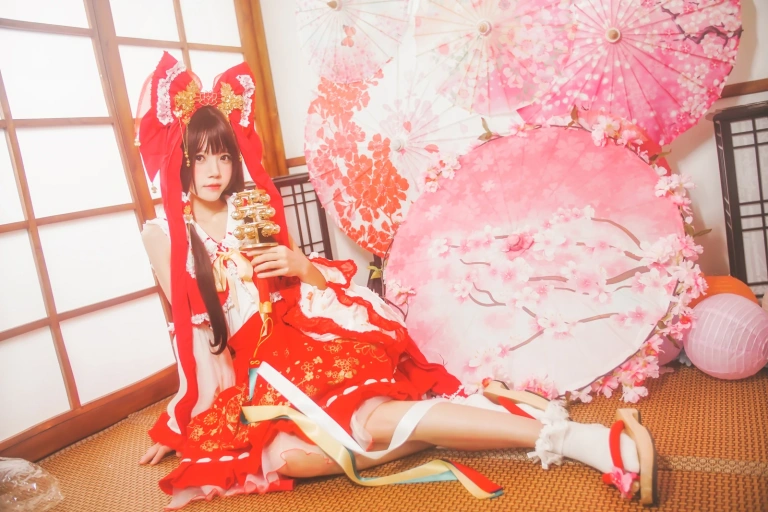 桜桃喵《灵梦 新年快乐》主题写真：45张全套美图