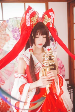 桜桃喵《灵梦 新年快乐》主题写真：45张全套美图