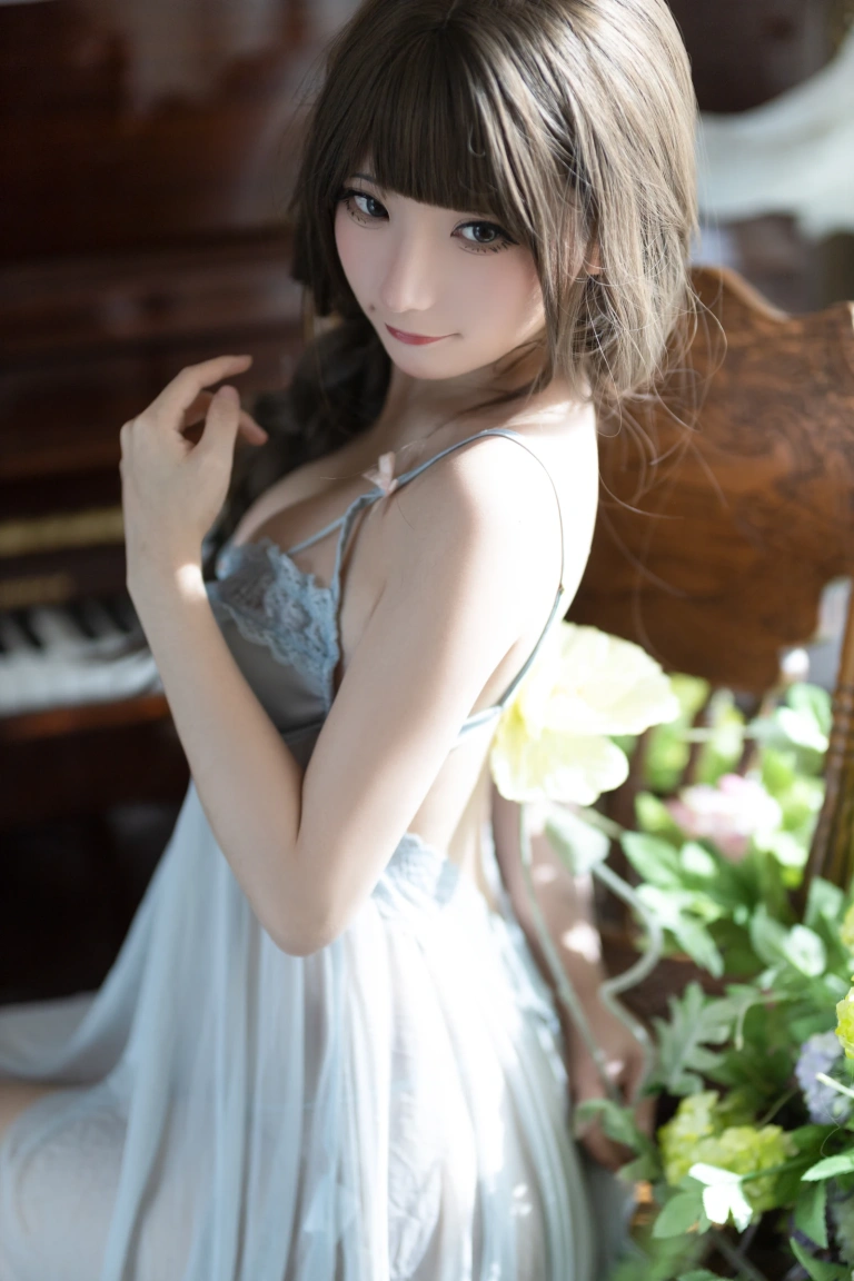 是三不是世《春色》主题写真：50张全套美图