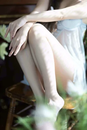 是三不是世《春色》主题写真：50张全套美图