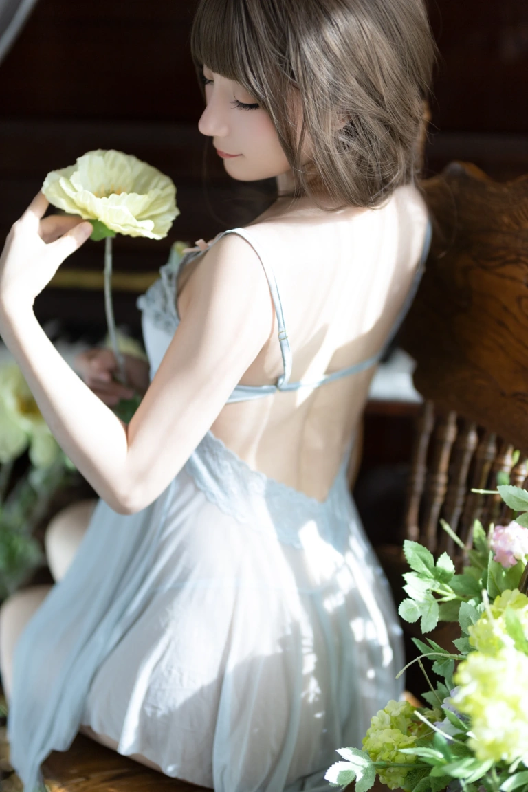 是三不是世《春色》主题写真：50张全套美图