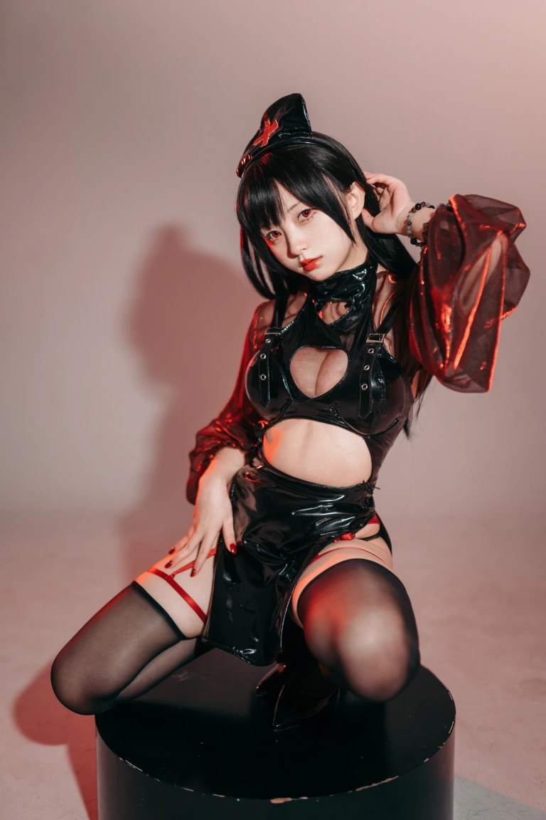 花铃《猩红护士》主题写真：77张全套美图