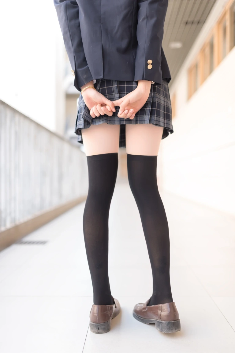 木棉棉《JK黑丝》主题写真：47张全套美图