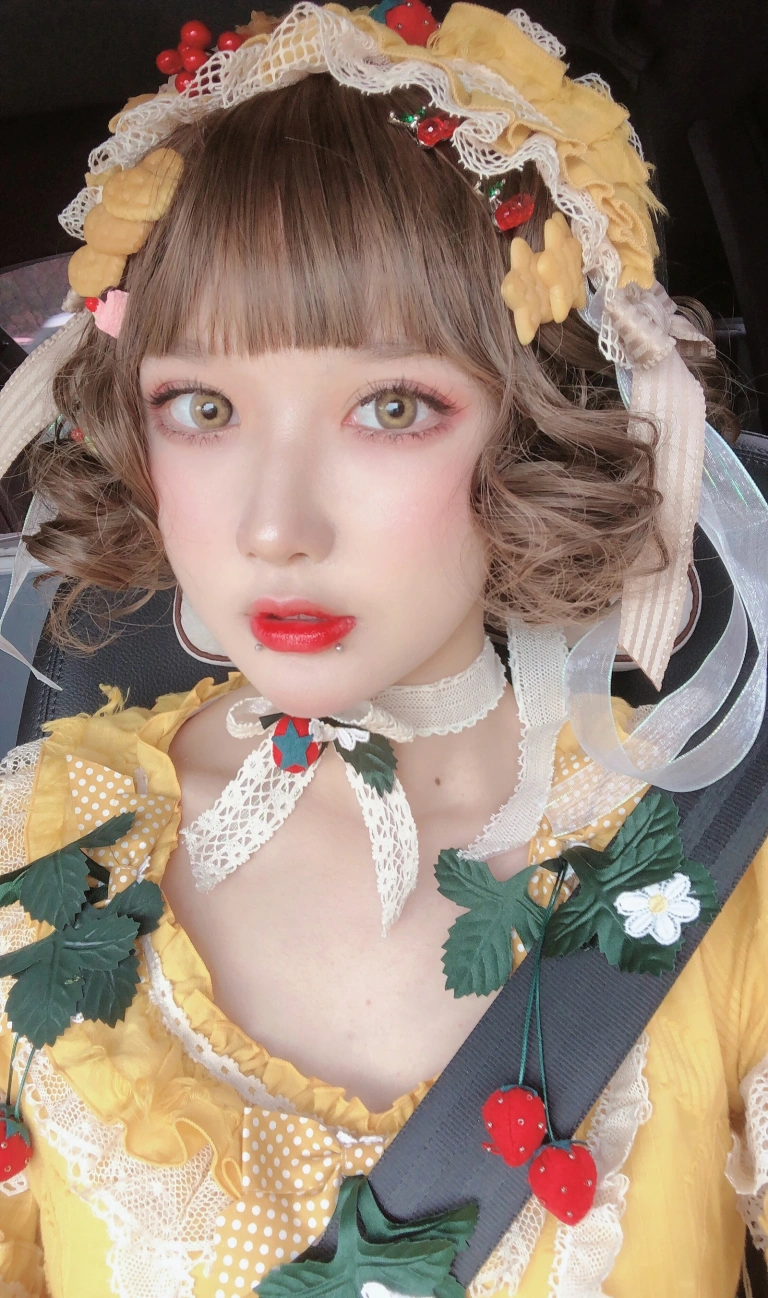 阿包也是兔娘《Lolita黄裙》主题写真：12张全套美图