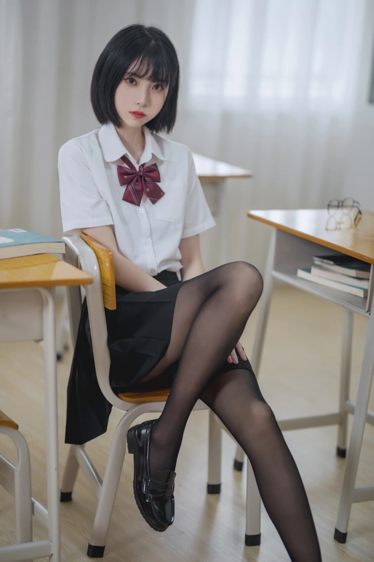 许岚《教室jk黑丝》主题写真：40张全套美图