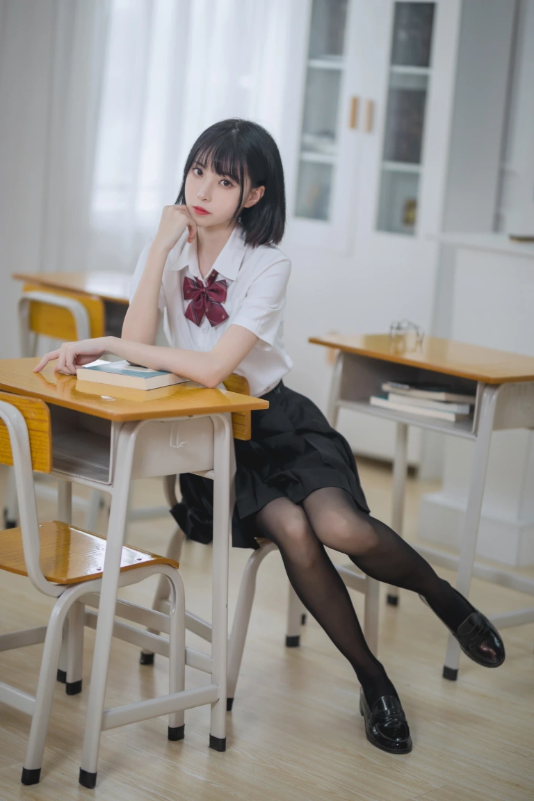 许岚《教室jk黑丝》主题写真：40张全套美图