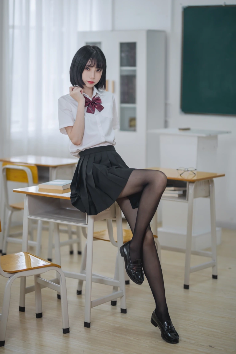 许岚《教室jk黑丝》主题写真：40张全套美图