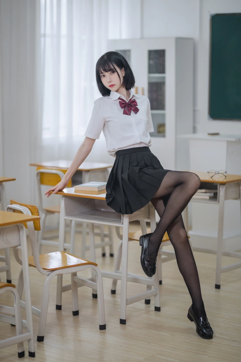许岚《教室jk黑丝》主题写真：40张全套美图