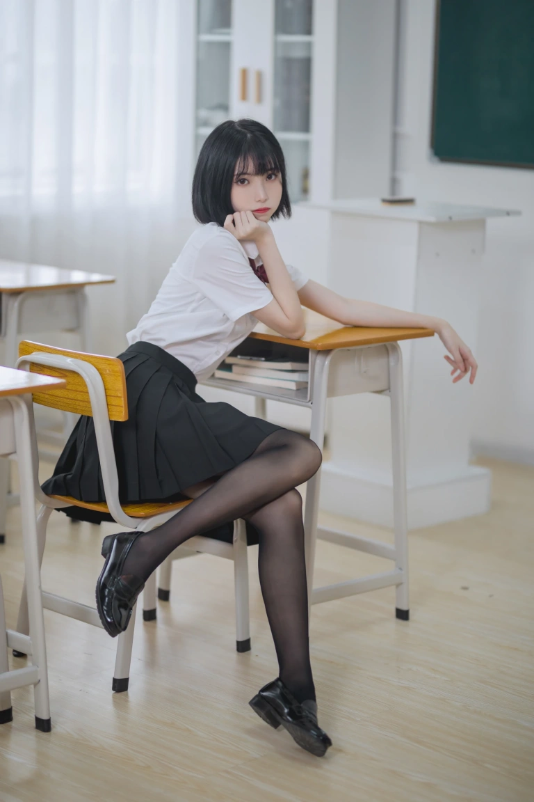 许岚《教室jk黑丝》主题写真：40张全套美图