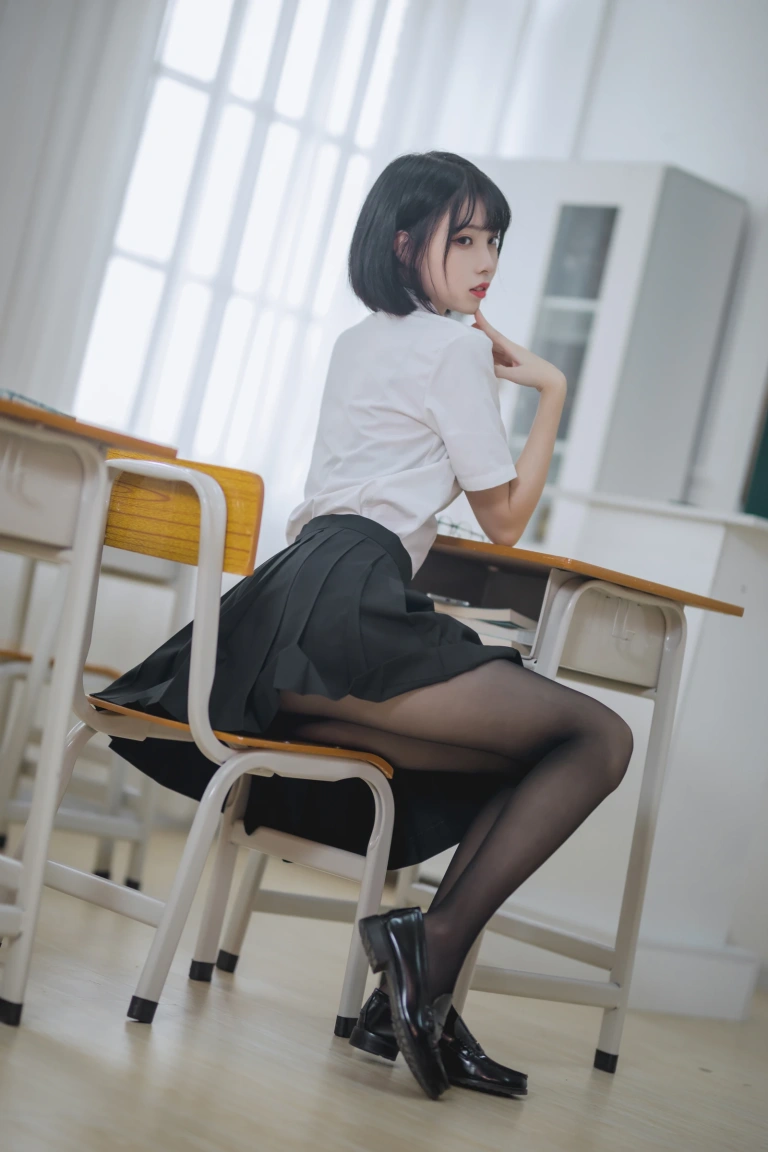 许岚《教室jk黑丝》主题写真：40张全套美图